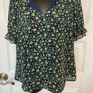 Lined short sleeve blouse from J Crew.
Size small but fits like Medium